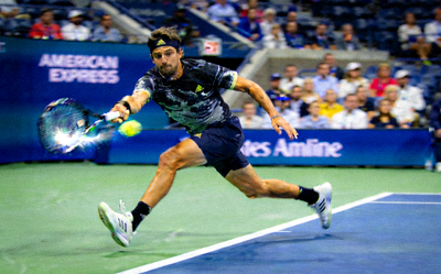 网球运动员在赛场上奋力击球的专业动作